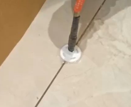 江州瓷砖空鼓维修公司专业解答瓷砖在铺贴过程中，如果没有涂抹均匀到位的粘结材料（如水泥砂浆或瓷砖胶），可能会导致以下问题