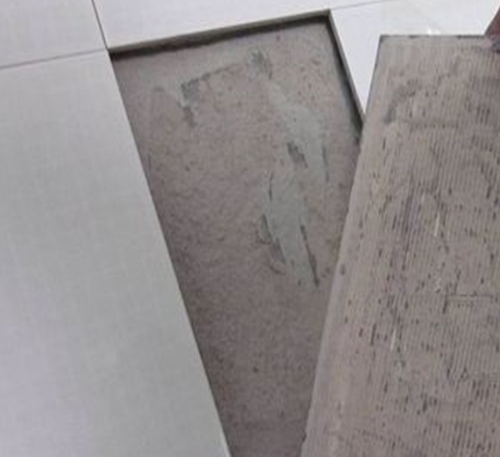 江州瓷砖空鼓维修公司分享瓷砖铺贴时如果打浆（即涂抹在瓷砖背面和基层上的砂浆或瓷砖胶）过少，会带来以下问题